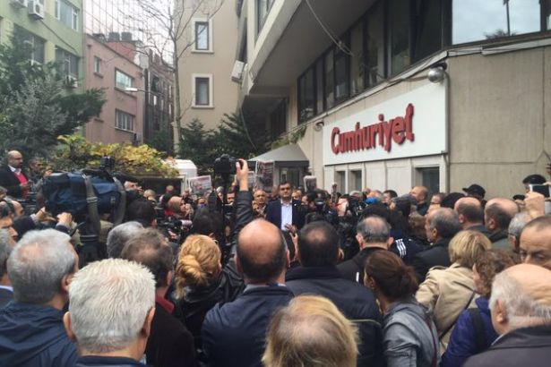 Cumhuriyet Gazetesi’yle Dayanışma Çağrıları Sürüyor