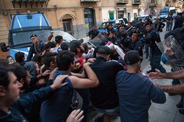 İtalya: Renzi’yi Protesto Eden Eylemciler Polisle Çatıştı