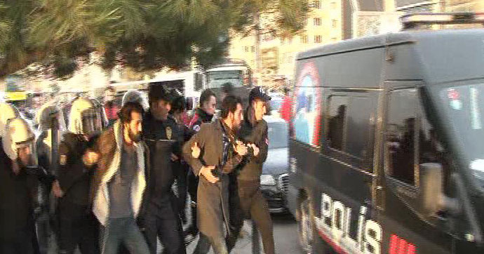 Kadıköy’de HDP Eyleminde  Gözaltına Alınanları Bekleyenlere Silahlı Saldırı