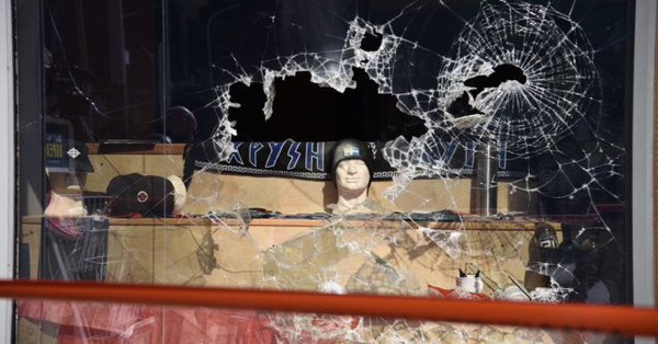 Yunanistan’da Anti Faşistler Altın Şafak Partisi’nin Merkez Binasına Saldırdı