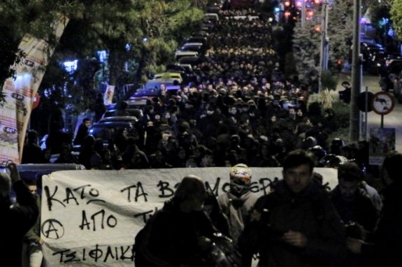 Polis mültecilerin kullandığı işgal evine saldırdı Atina ayaklandı