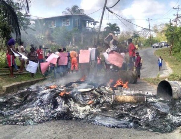 Tirinidad ve Tobago: Temiz Su ve Altyapı Sistemi Protestosunda Ateşten Barikat