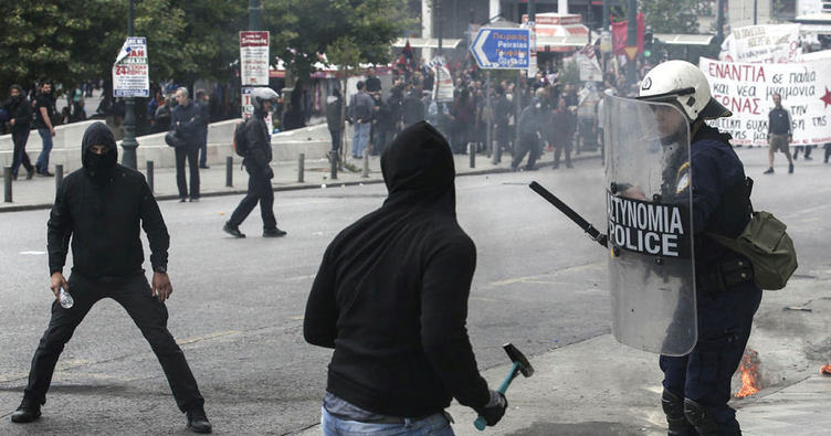 Yunanistan’da “kemer sıkma” saldırısına karşı genel grev ve çatışma