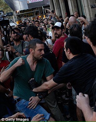 Barselona’daki İslam karşıtı gösteriye anti faşistler müdahale etti