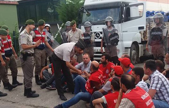 Düzce’de grevdeki işçilere jandarma saldırdı