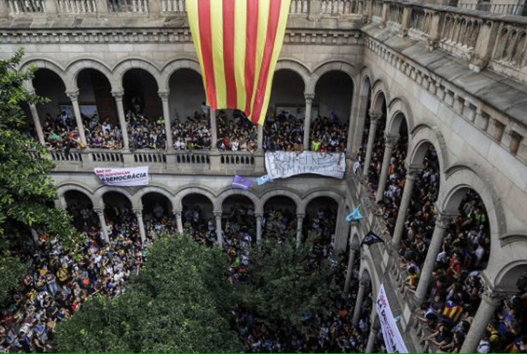 Bağımsızlık yanlısı öğrenciler Katalonya’daki Barselona Üniversitesi’ni işgal etti