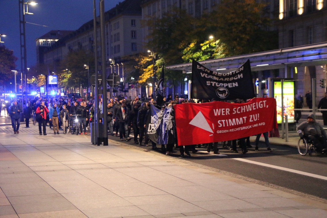 ‪Almanya’da seçim sonuçları: Merkel birinci, Faşist AfP oyunu arttırdı, anti faşistler sokakta‬
