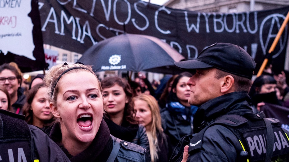 Polonya’da kürtaj yasasına karşı protesto eylemleri düzenleyen kadın derneklerine polis baskını