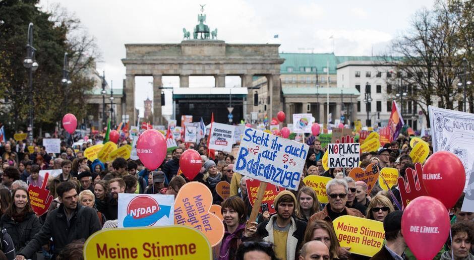 Berlin’de ırkçılığa karşı protesto yürüyüşü