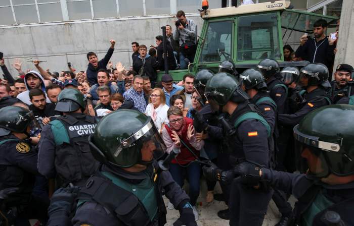 Katalonya bağımsızlık referandumuna polis saldırısı: En az 400 yaralı