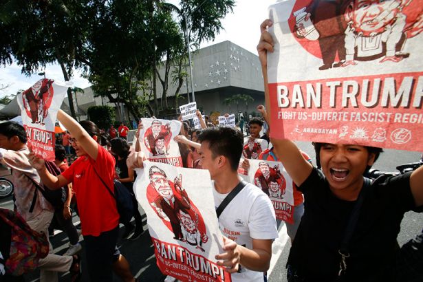 Filipinler’de yüzlerce kişi Donald Trump’ı protesto etti