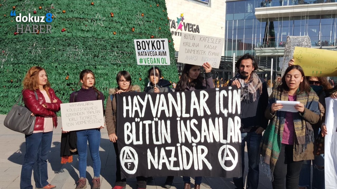 Hayvan hakları savunucularından Nata Vega AVM önünde ‘Hapishane’ protestosu