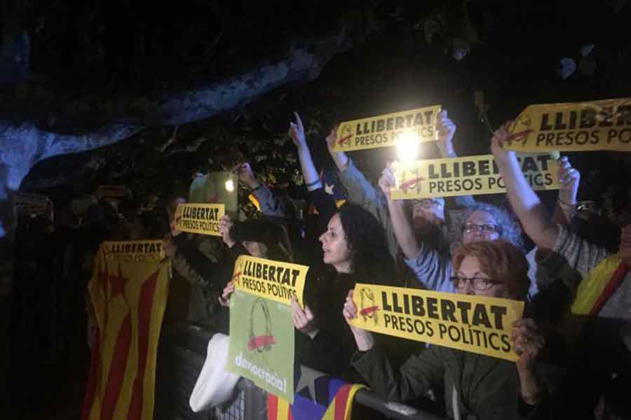 Katalan bakanlar tutuklandı Katalanlar sokağa döküldü