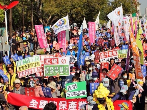 Tayvan’da binlerce işçi ‘esnek çalışma’ya karşı yürüdü