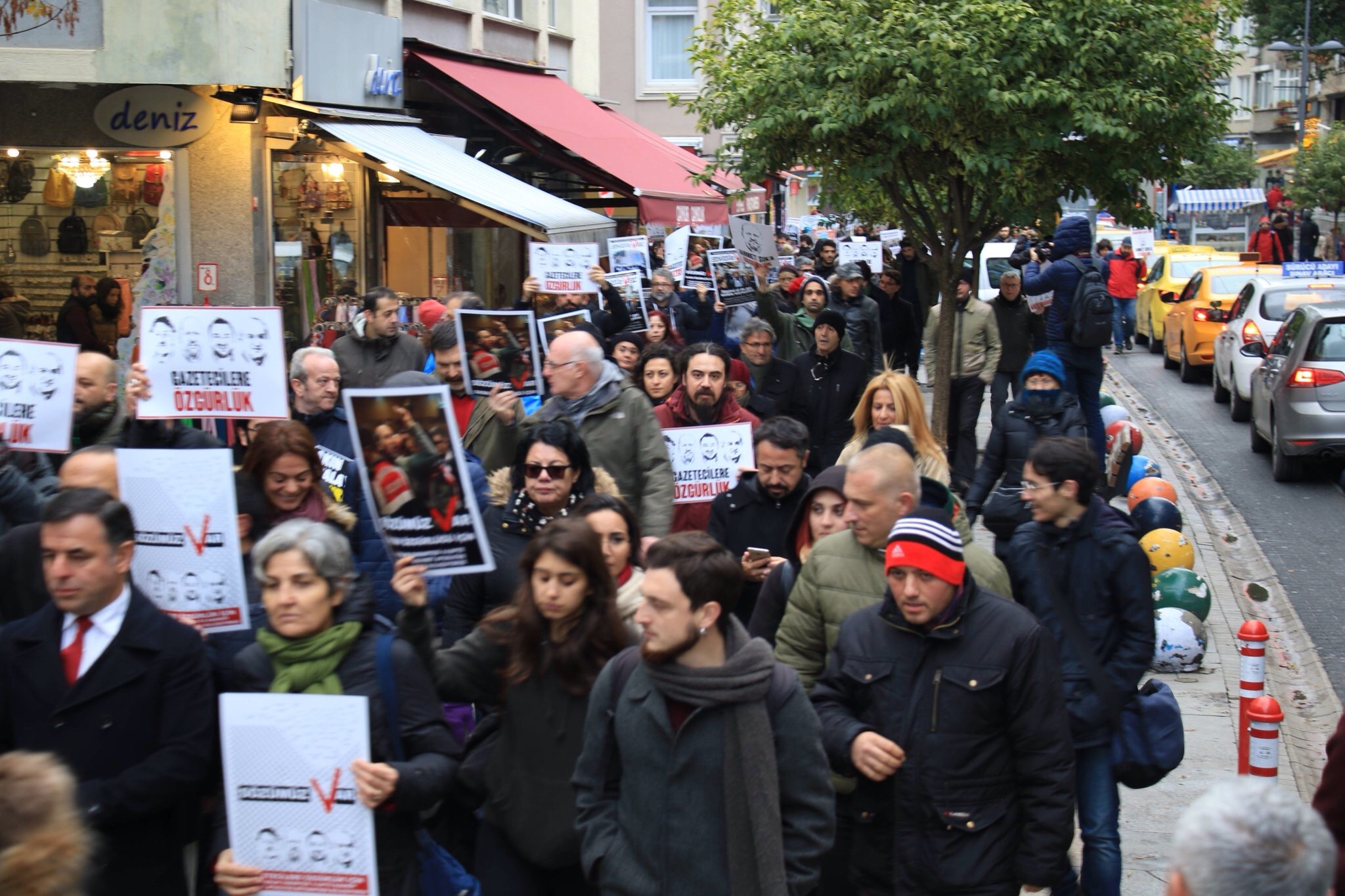 Tutuklu gazeteciler için Kadıköy’de yürüyüş düzenlendi