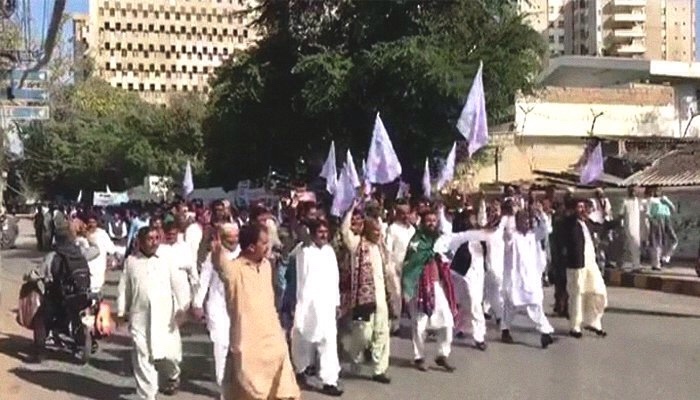 Pakistan: Hükümet binasına yürümek isteyen öğretmenlere saldırı
