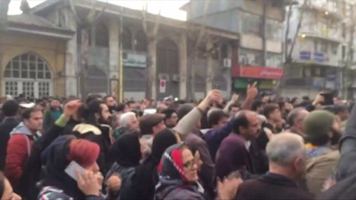 İran’da Hükümet Karşıtları Sokaklarda