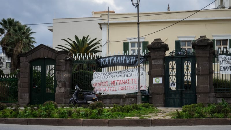 Midilli’de Göçmenler Syriza Parti Ofisini İşgal Etti