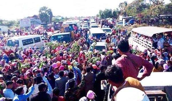 Kamboçya: Binlerce tekstil işçisi yol kesti