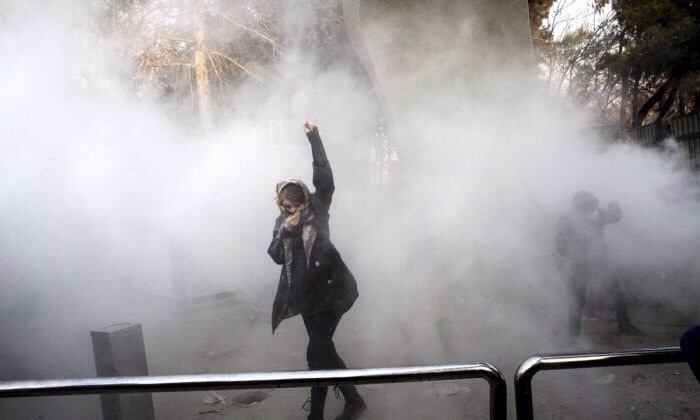 İran Devrim Muhafızları ‘Ayaklanma Sona Erdi’ dedi ama eylemler dün gece de devam etti