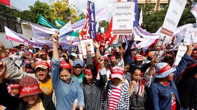 Kamboçya: Giyim işçileri ücretlerin ödenmemesini protesto etti