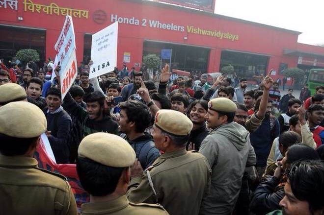 Yeni Delhi: Üniversite öğrencileri metro istasyonunu işgal etti