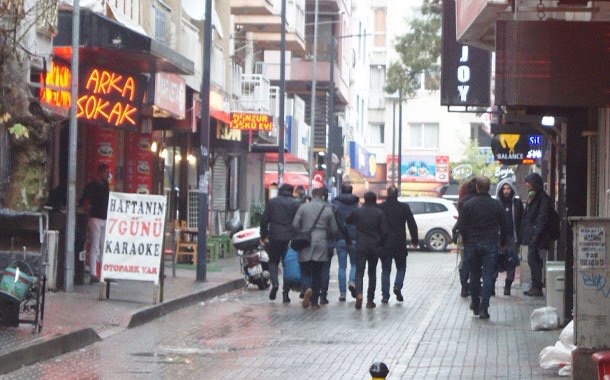 İzmir’de “Savaşa hayır!” diyen 5 üniversiteli gözaltına alındı