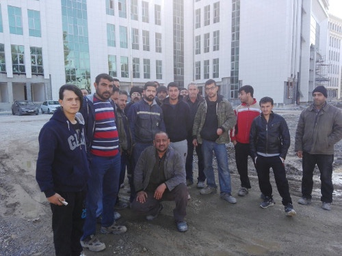 Adana Bölge Adalet Sarayı inşaatında çalışan inşaat işçileri ücretleri için direnişte