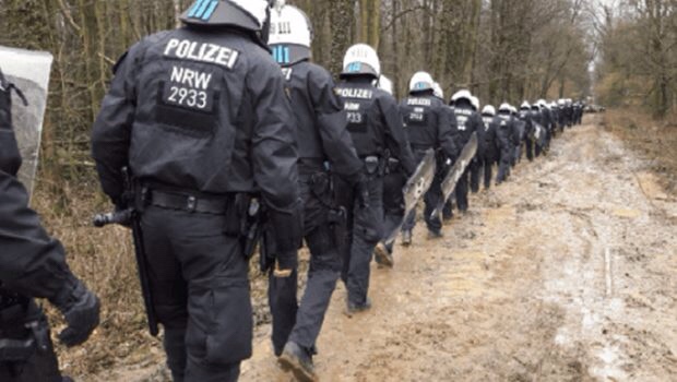 Almanya’da ormanı maden yapılmasına karşı savunan en az 10 kişi gözaltına alındı