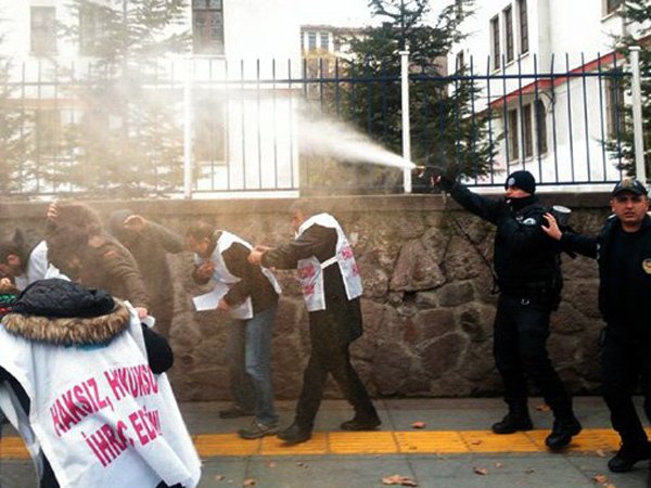 Ankara’da OHAL Komisyonu’nu Protesto Etmek İsteyenlere Polis Saldırdı