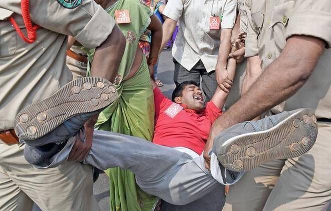 Hindistan’da liman işçilerinin özelleştirmelere karşı düzenledikleri eyleme polis saldırdı