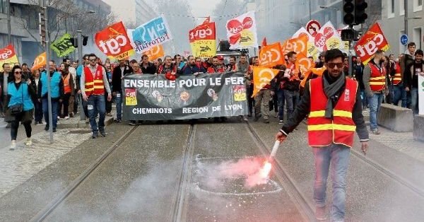 Fransa’da grevler sürüyor, işçiler ve öğrenciler sokakta