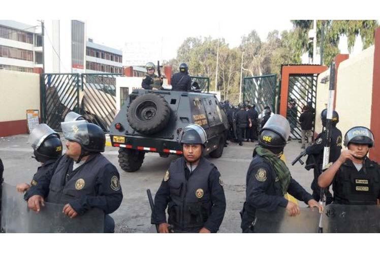 Peru’da Polis öğrencilerin işgal ettiği üniversiteye saldırdı