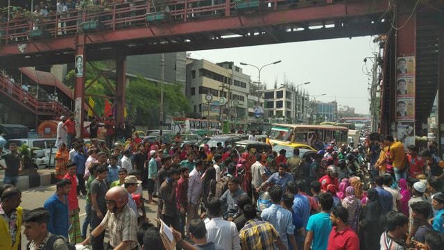 Bangladeş’te tekstil işçileri ücretleri için yolu trafiğe kapattı