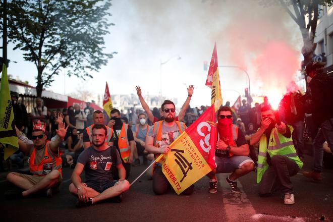 Fransa’da demiryollarının özelleştirilmesine karşı on binlerce insan sokakta