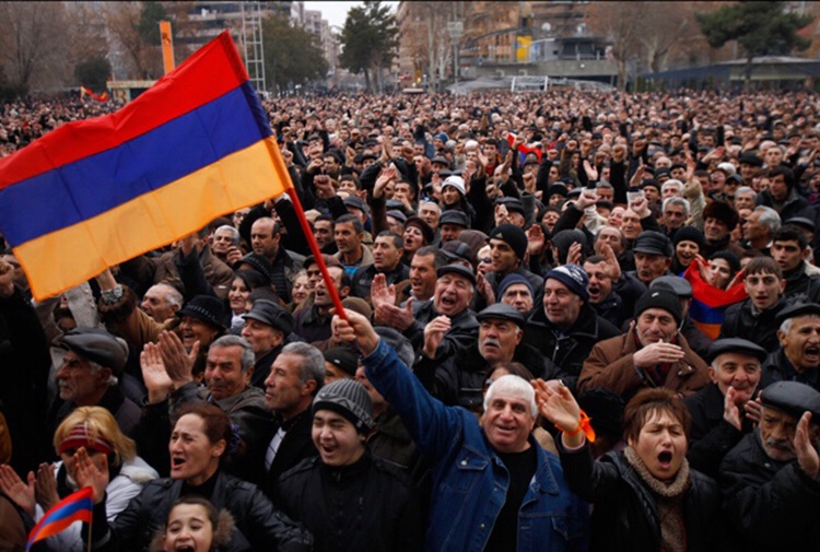 Ermenistan’da on binlerin katıldığı protestoların ardından Sarkisyan istifa etti