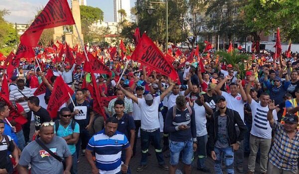 Panama’da inşaat işçileri grev ve sokak gösterileriyle üretimi durdurdu yolları bloke etti
