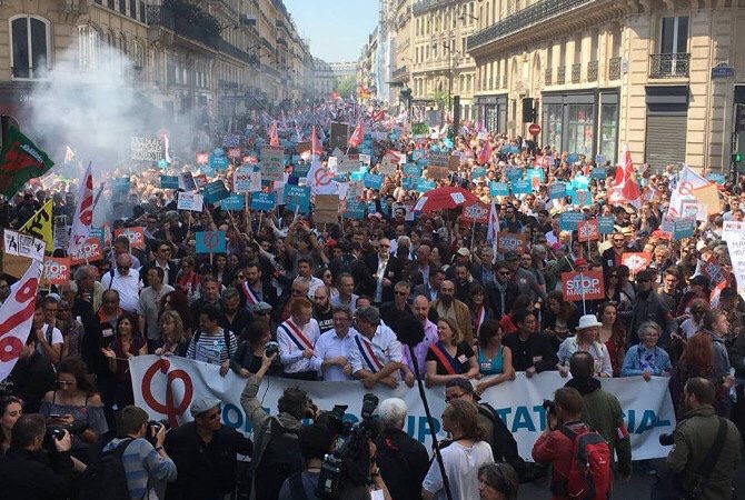 Macron’un Cumhurbaşkanı seçilmesinin yıldönümünde Fransa’da onbinlerce kişi sokaktaydı