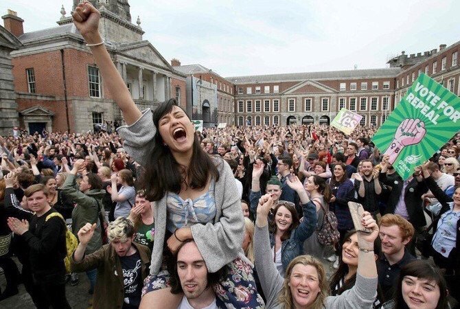 İrlanda’da kürtaj yasağının kaldırılması için yapılan referandumunda ‘evet’ kazandı