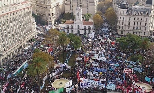 Arjantin’de neoliberal saldırılara karşı emekçiler sokağa çıktı