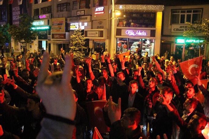 Bolu HDP il başkanlığına polis korumasında faşist saldırı