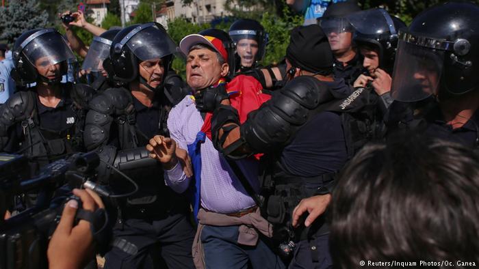 Romanya’da yolsuzluk protestolarına polis saldırısı sonucu yüzlerce kişi yaralandı