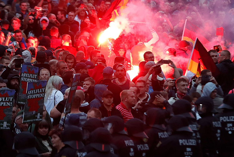 Almanya’da antifaşistler ırkçıların gösterisine müdahale etti