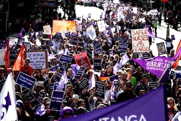 Yeni Zelanda’da eğitim emekçileri greve çıkıyor