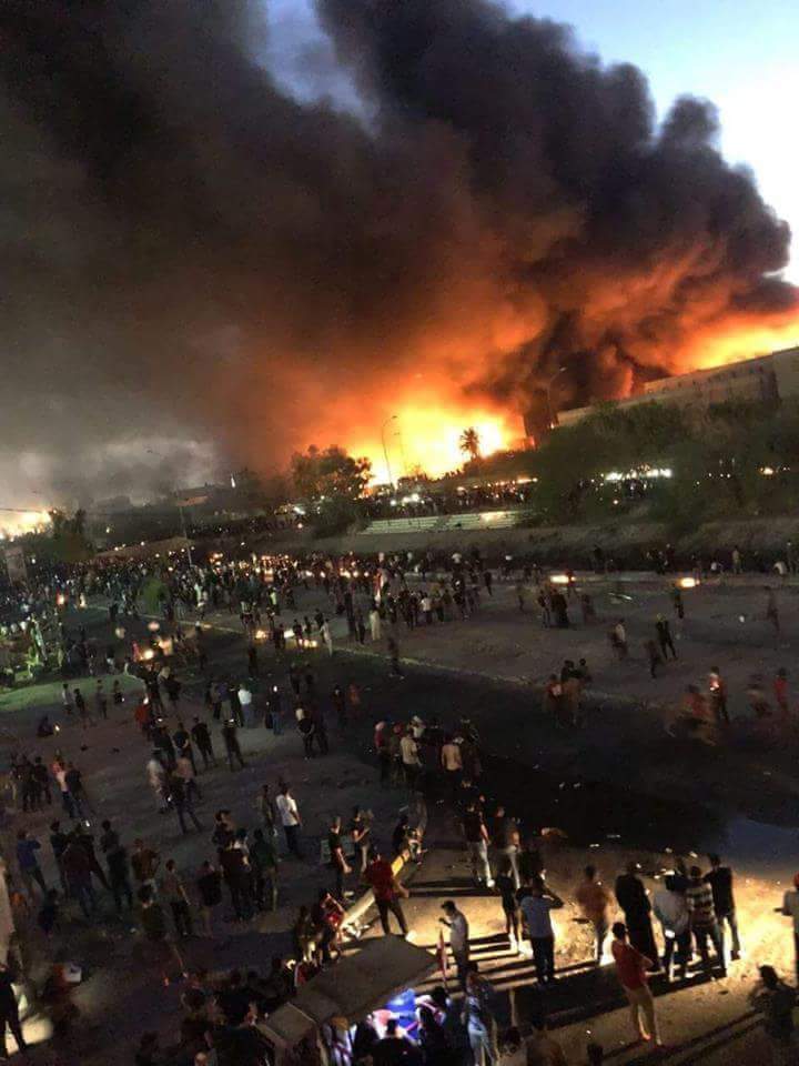 Basra’da bir grup gösterici İran Başkonsolosluğunu basarak ateşe verdi