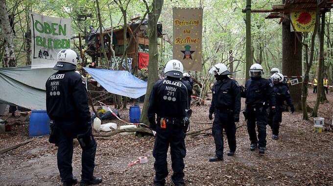Hambach Ormanı’nı korumak için mücadele eden yaşam savunucularına polis saldırısı