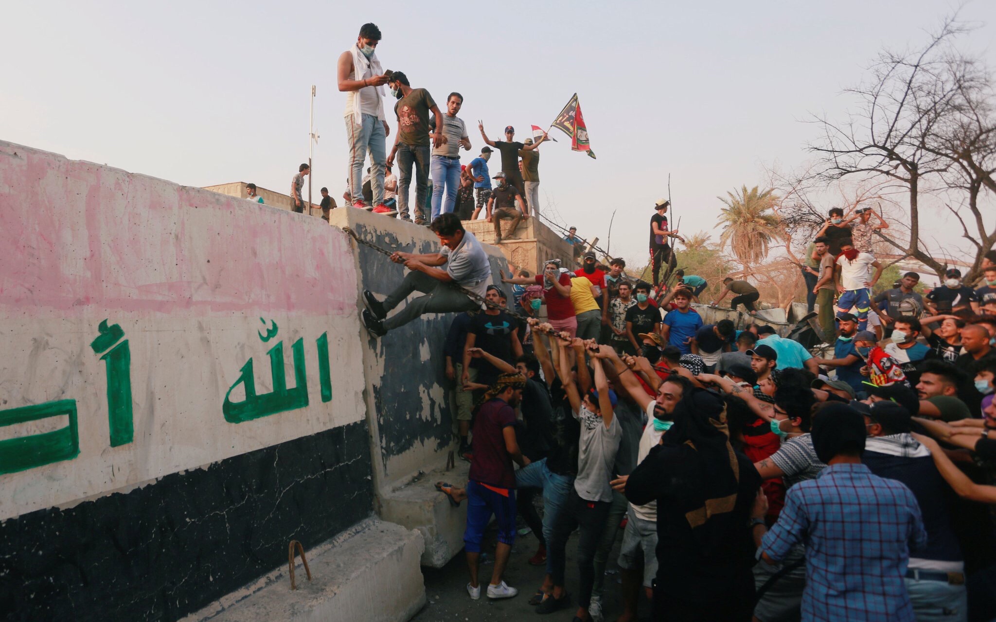 Basra’da eylemler sürüyor: 6 kişi yaşamını yitirdi, sokağa çıkma yasağı ilan edildi