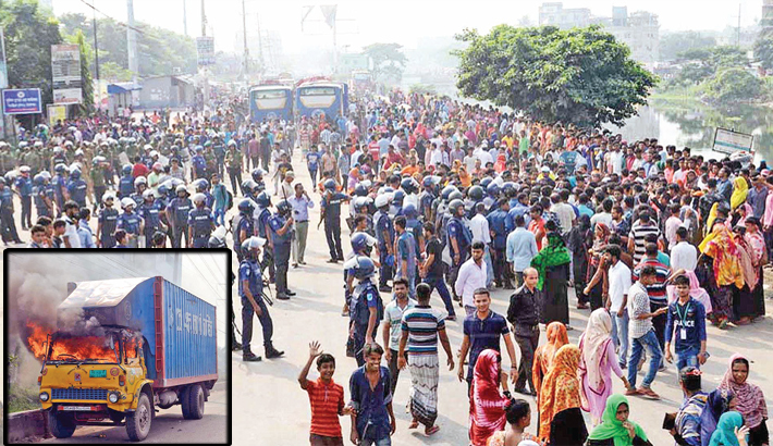 Bangladeş’te maaşlarını alamayan tekstil işçileri yolu trafiğe kapattı polisle çatıştı