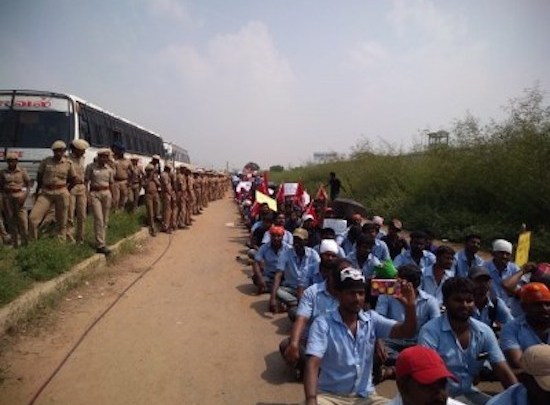Hindistan’da üç fabrikadan binlerce işçinin yürüyüşüne polis saldırdı