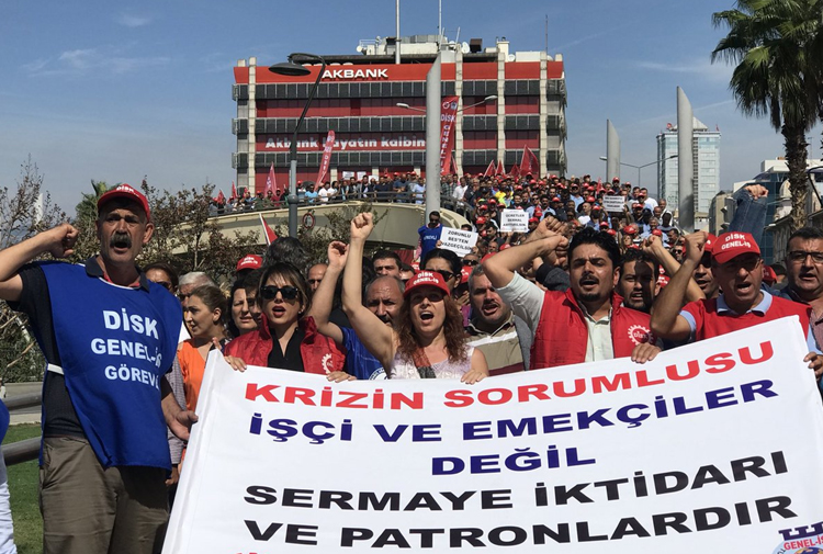 İzmir’de işçiler yüksek enflasyona ve düşük ücretlere karşı iş bıraktı